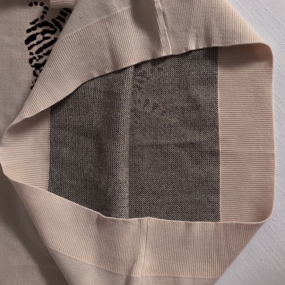 Plushy Sweater with Tiger Print - Picture 4 of 6